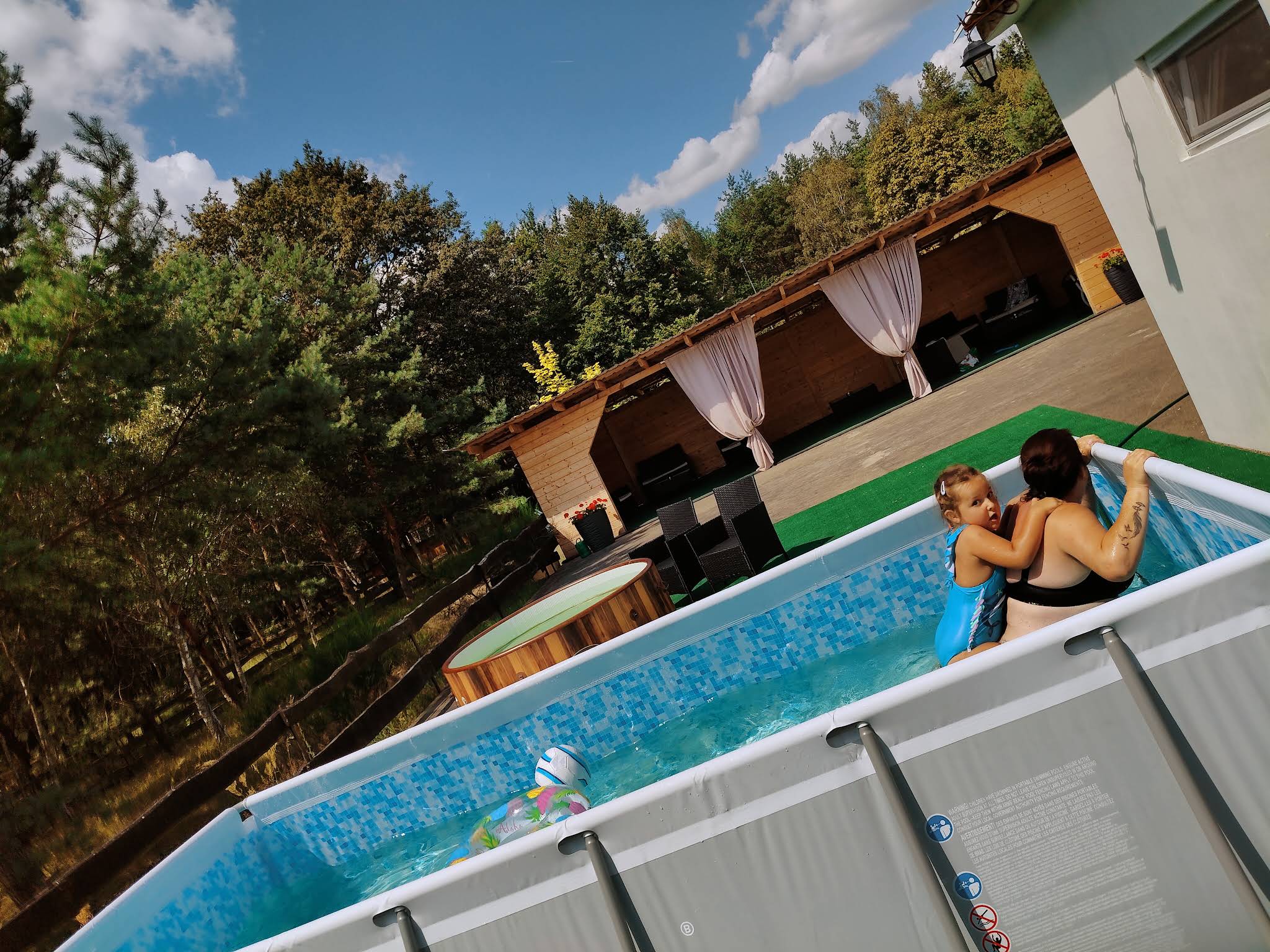 Strefa basenowa i balia z hydromasażem
