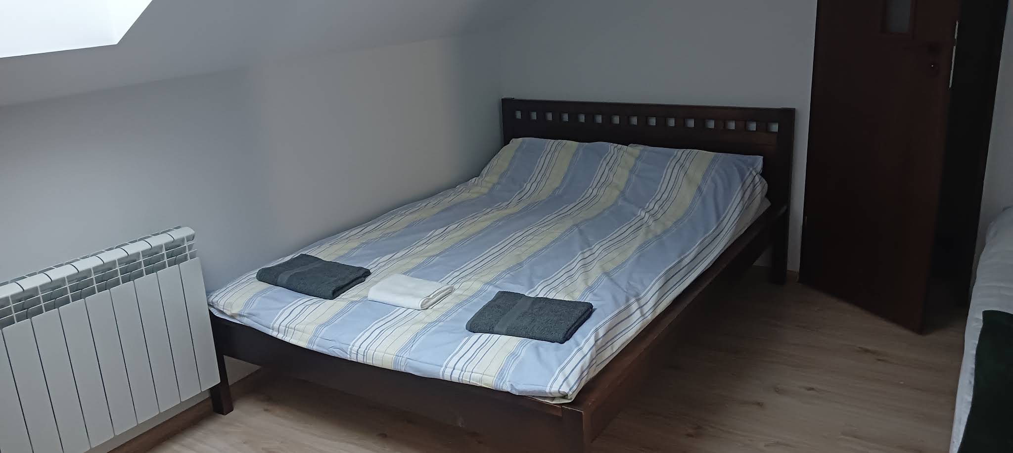 Jasne wnętrze pokoju gościnnego