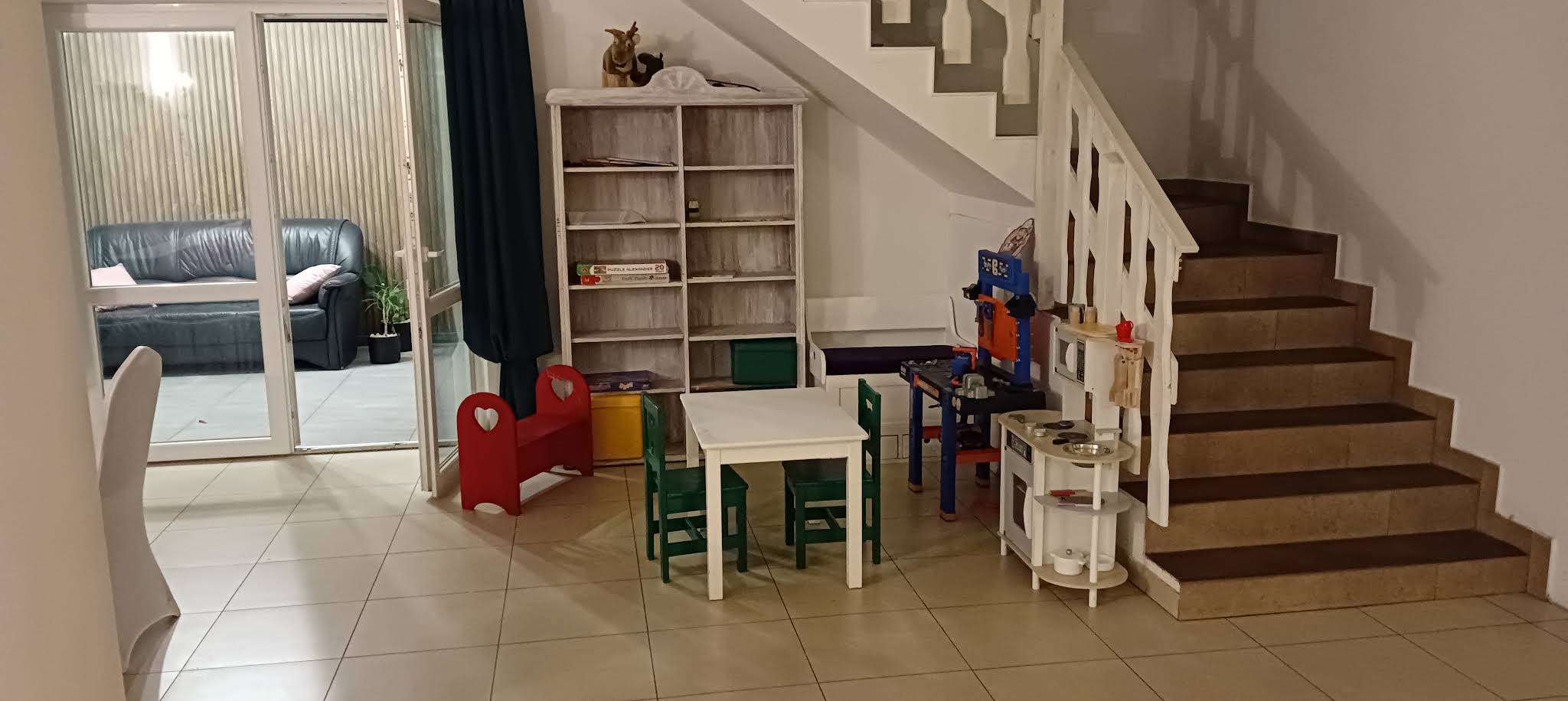 Schody i kącik zabaw we wnętrzu