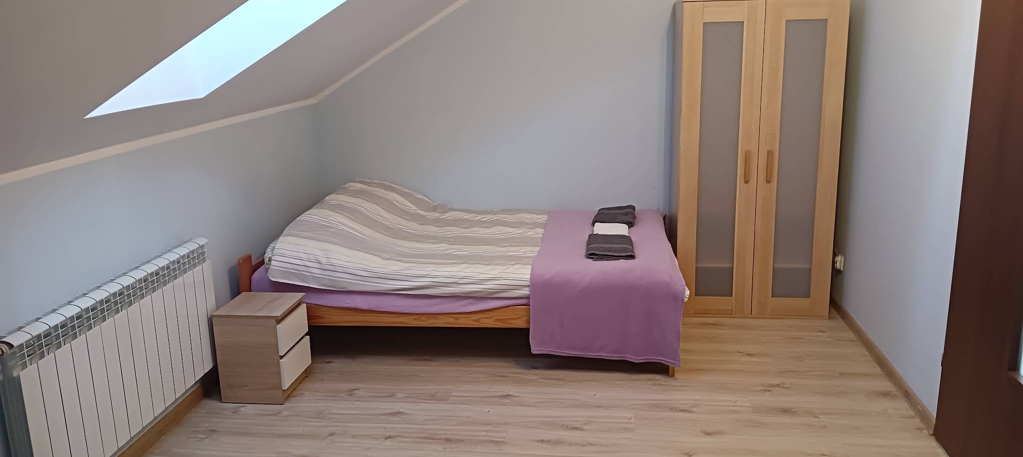 Pokój na poddaszu z łóżkami