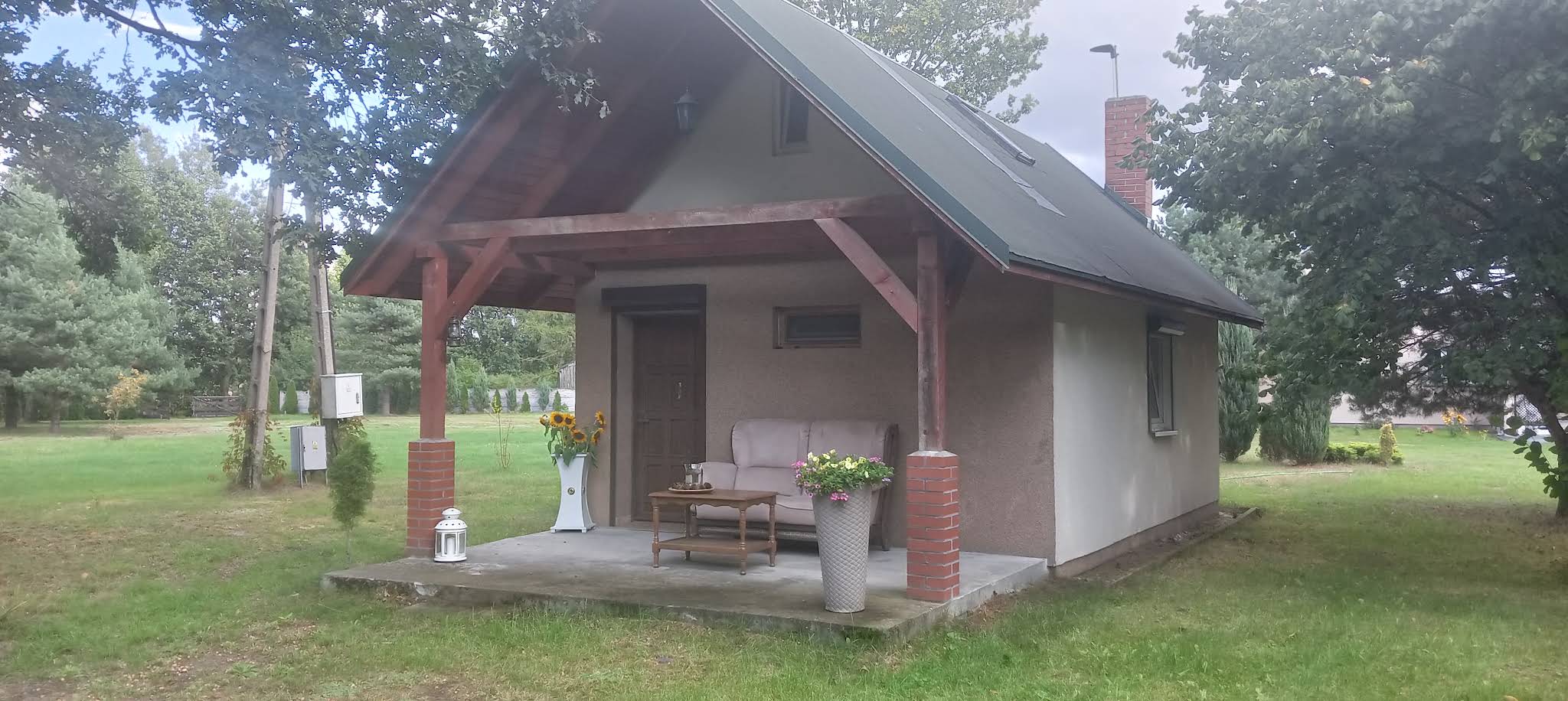 Drewniany domek wśród drzew