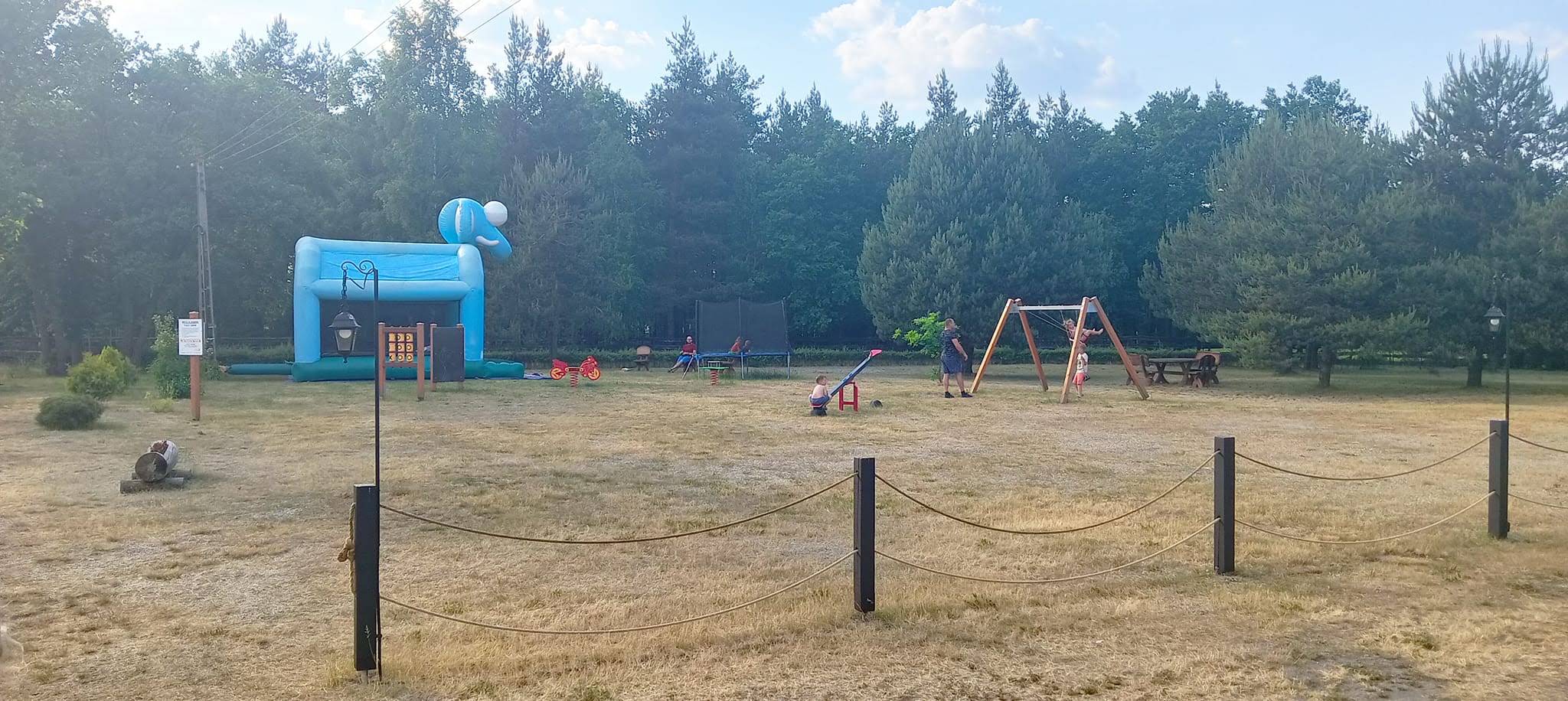 Plac zabaw na leśnej polanie