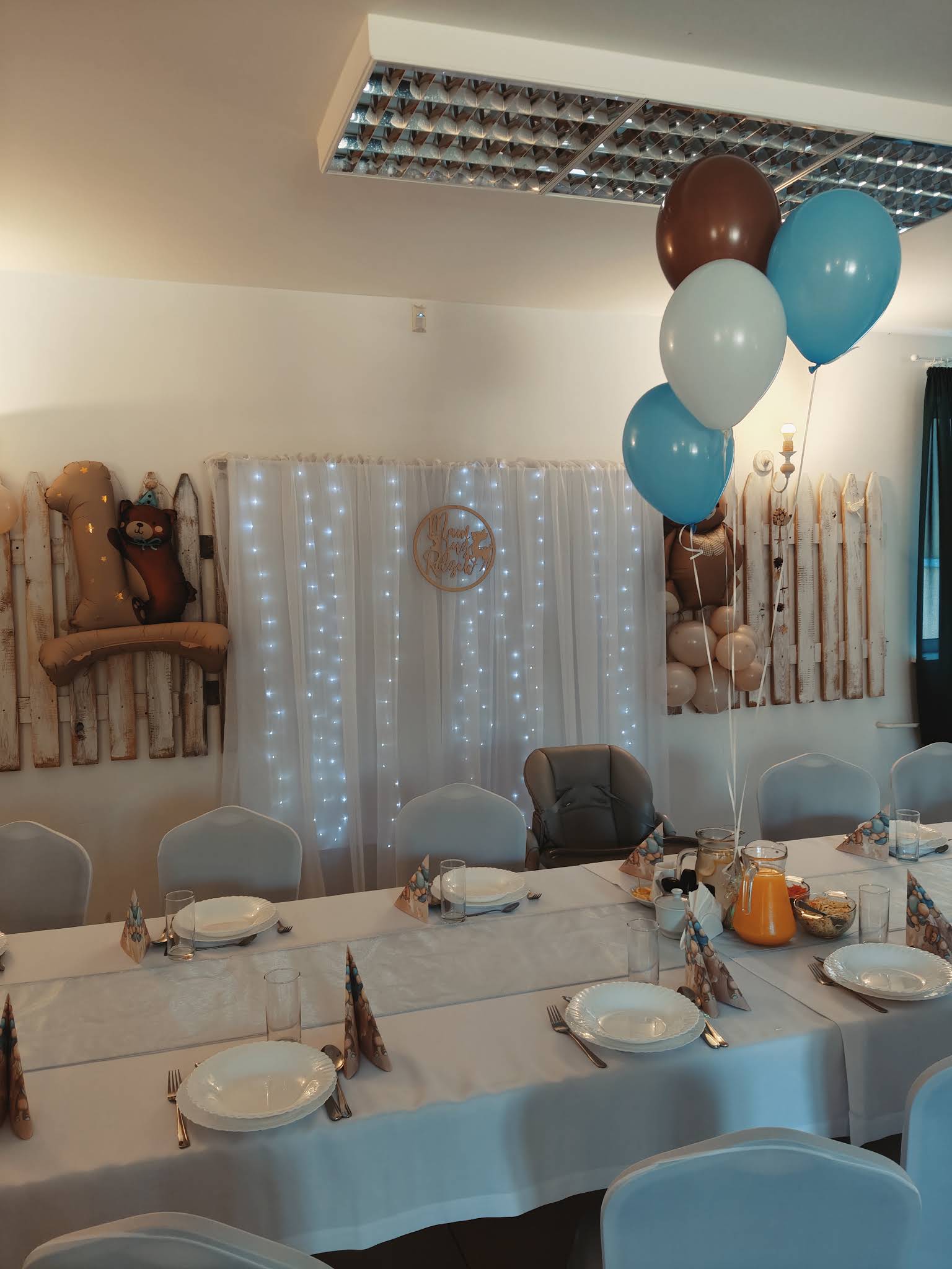 Sala z błękitnymi i brązowymi balonami