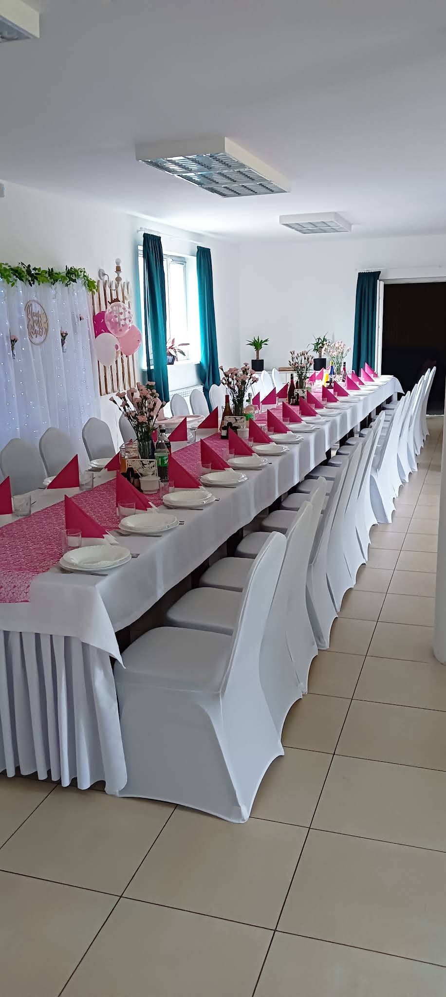 Sala przyjęć z różowymi dekoracjami