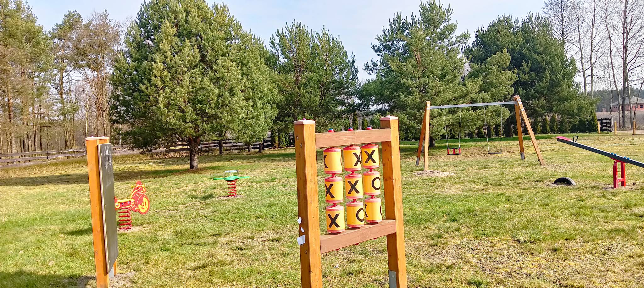 Huśtawki i urządzenia do zabawy
