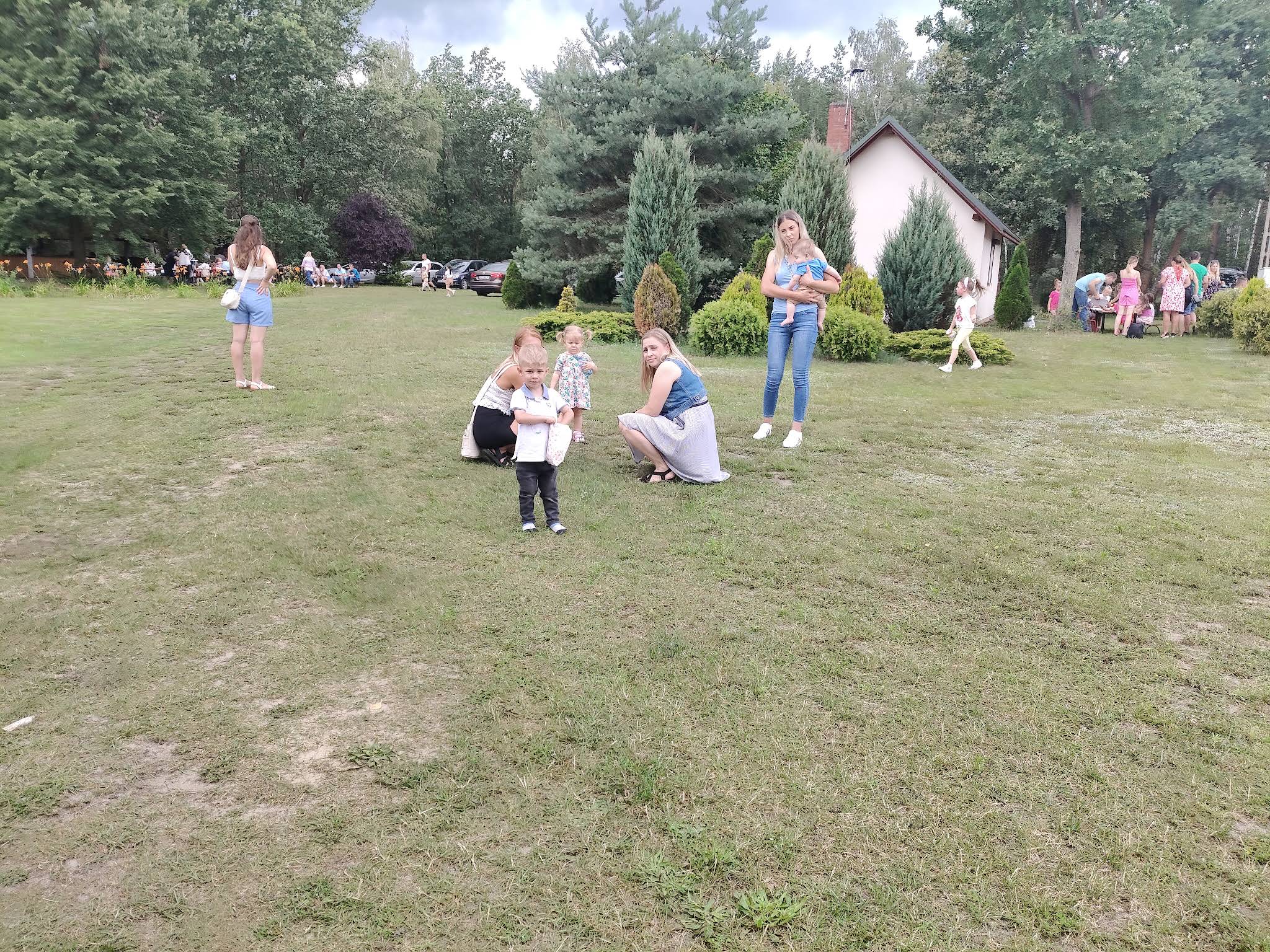 Zabudowania Leśnego Gościńca w pełnym słońcu wśród zieleni