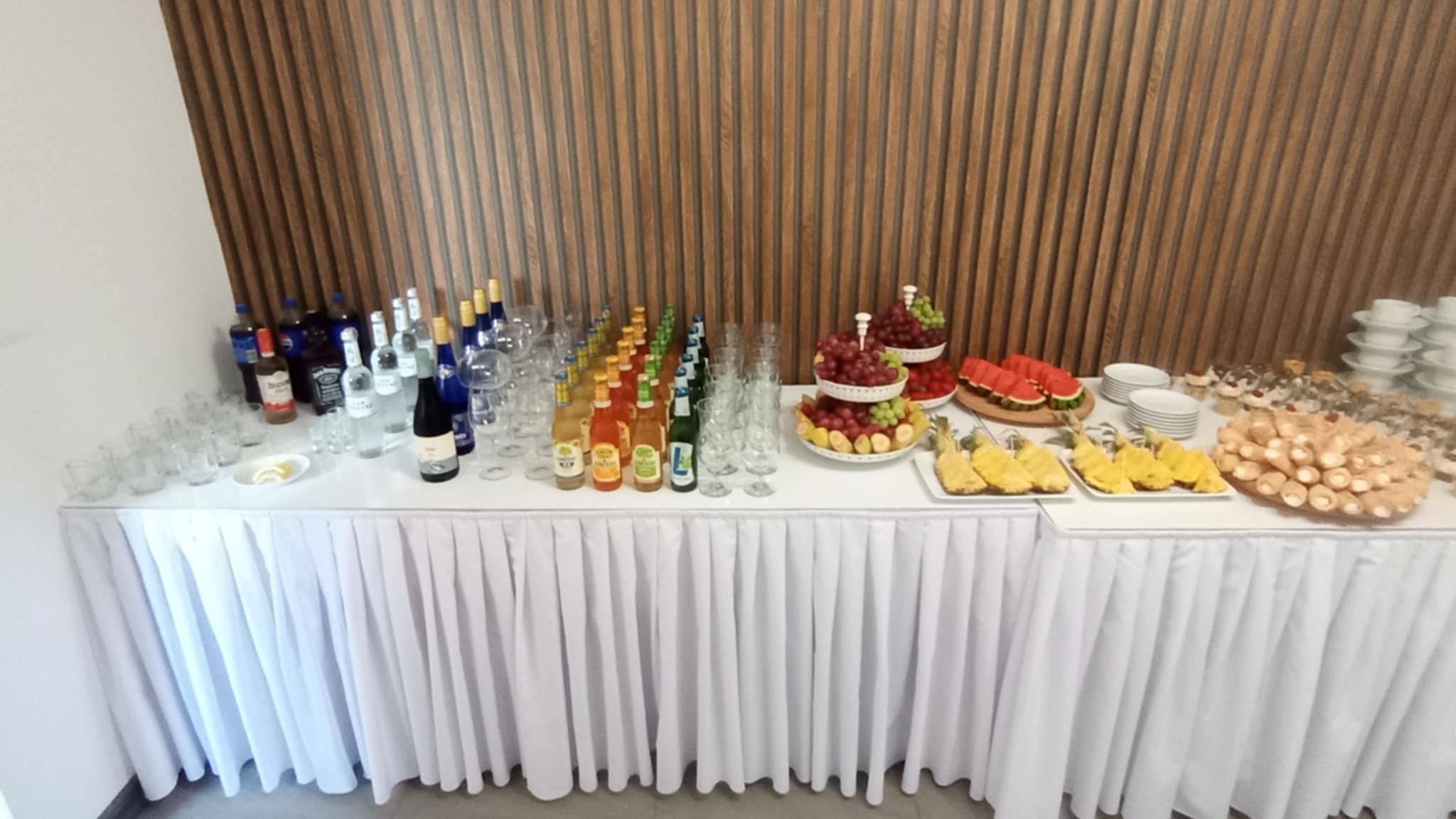 Bufet z owocami, przekąskami i napojami