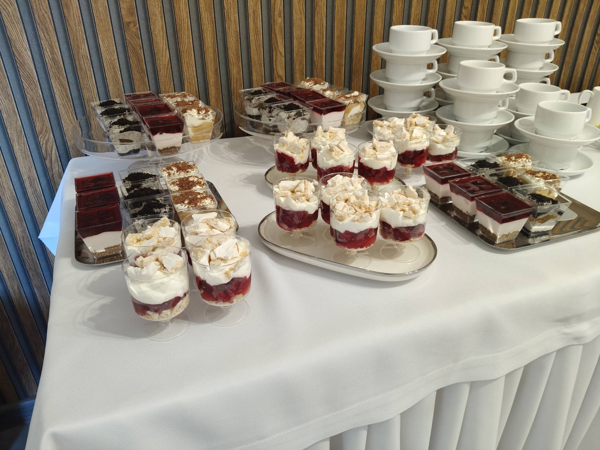 Porcje deserów na słodkim stole