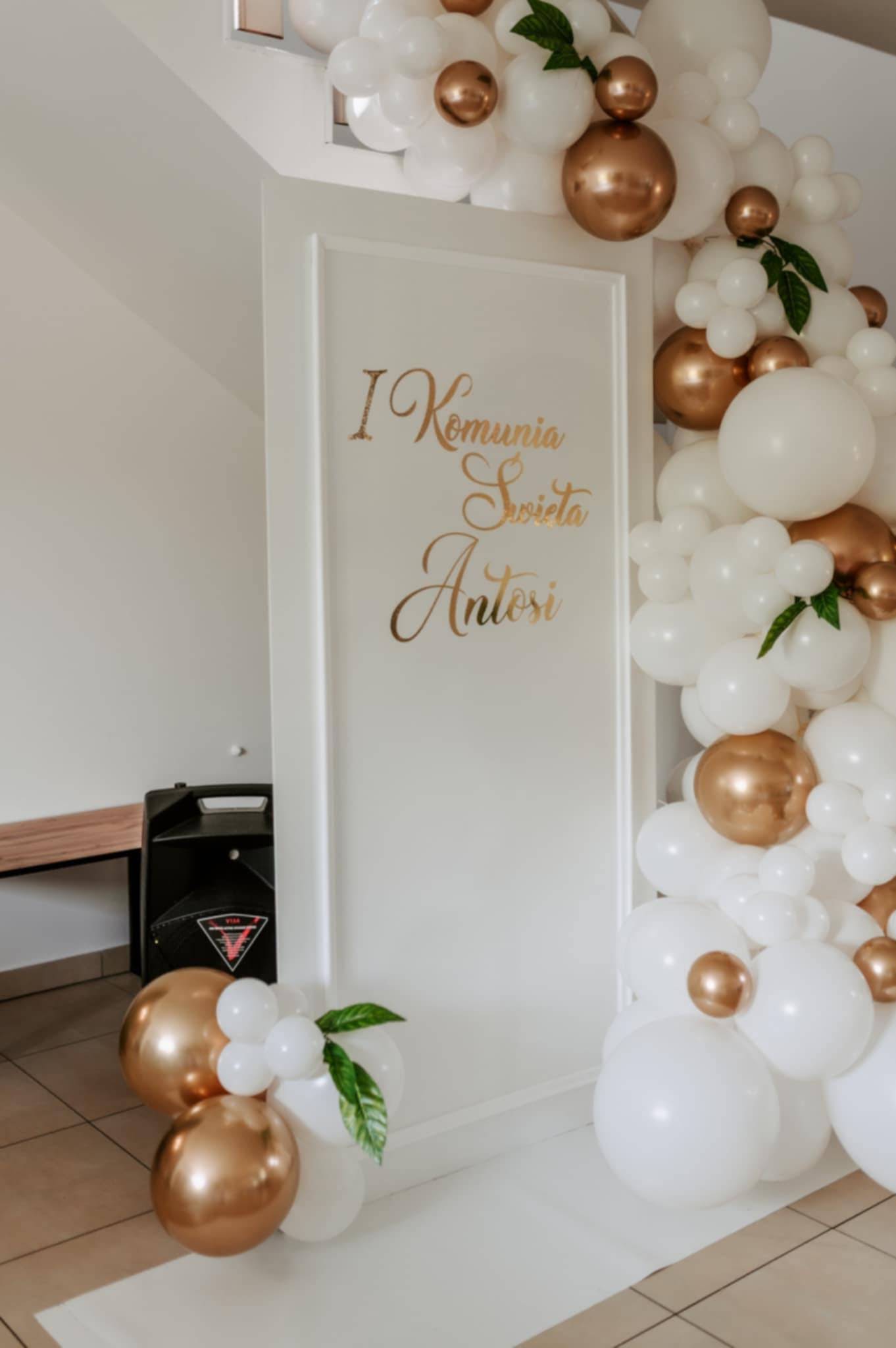 Dekoracja na chrzest w bieli i brązie