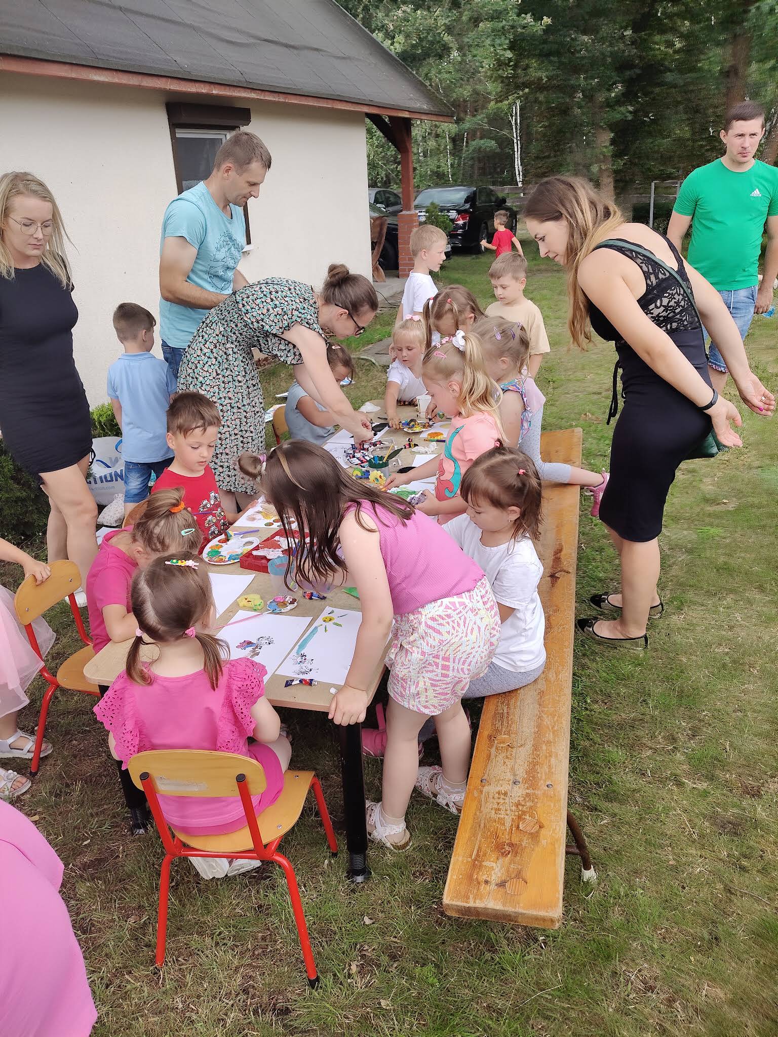 Zadaszona wiata biesiadna z paleniskiem na ognisko i grilla