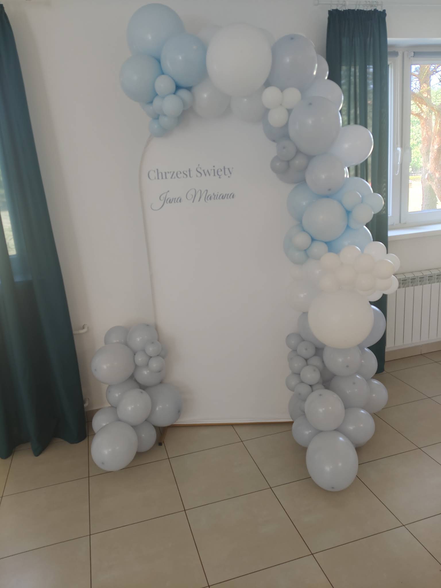 Błękitna i biała ścianka balonowa na chrzest